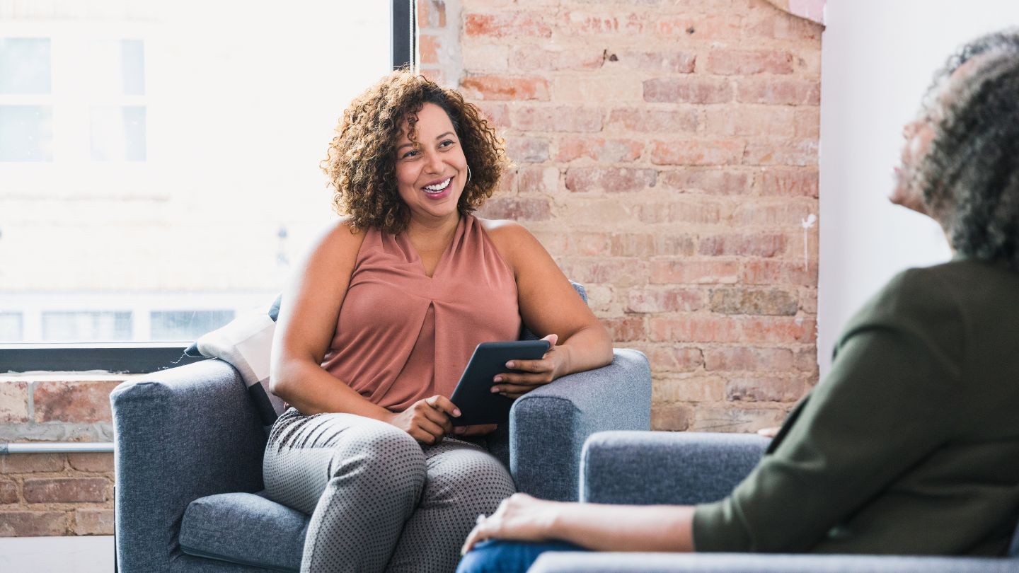 A therapist having a conversation with a client during intensive outpatient program in Atlanta.