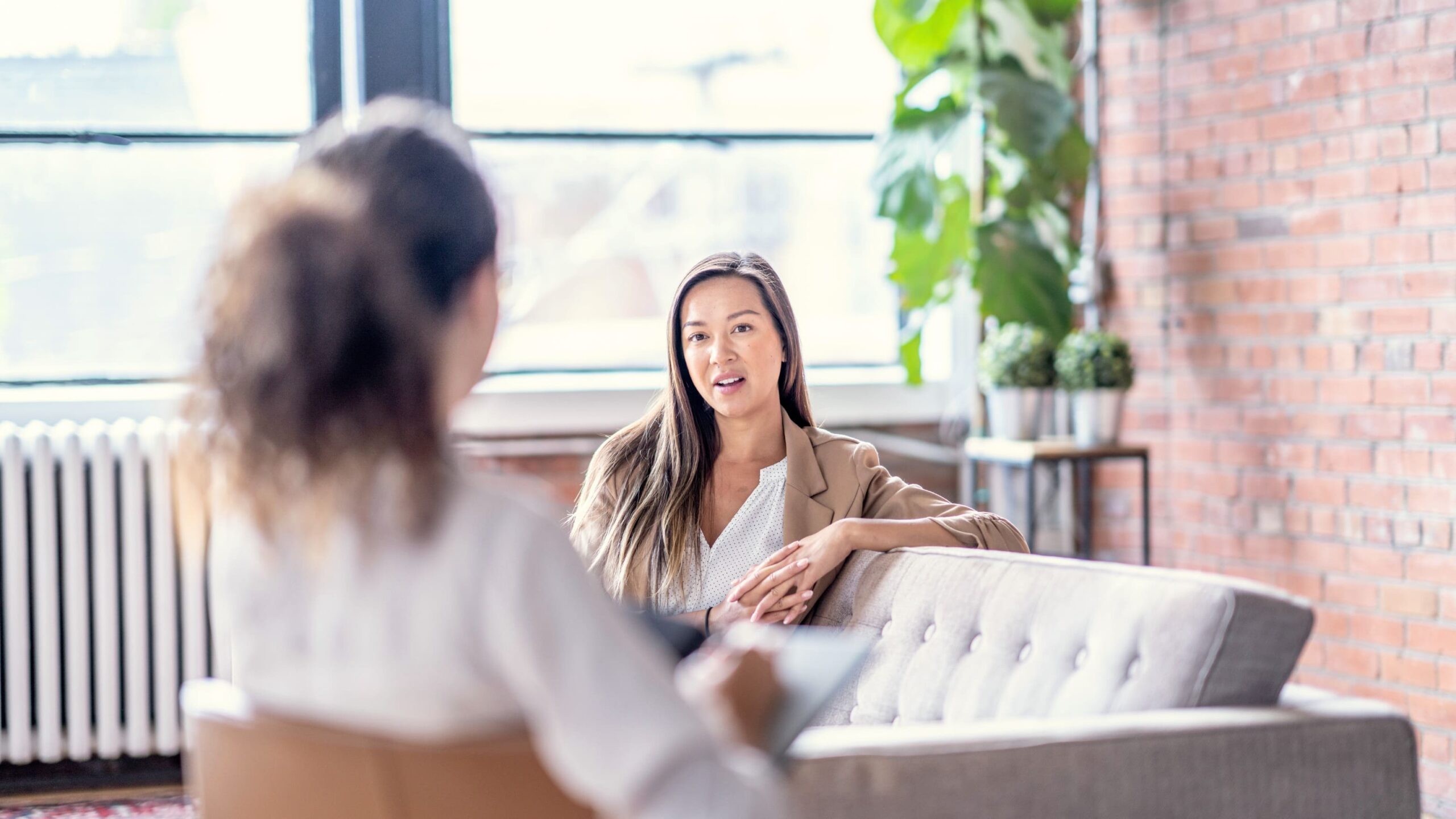 A woman talks with her therapist during CBT in Atlanta.