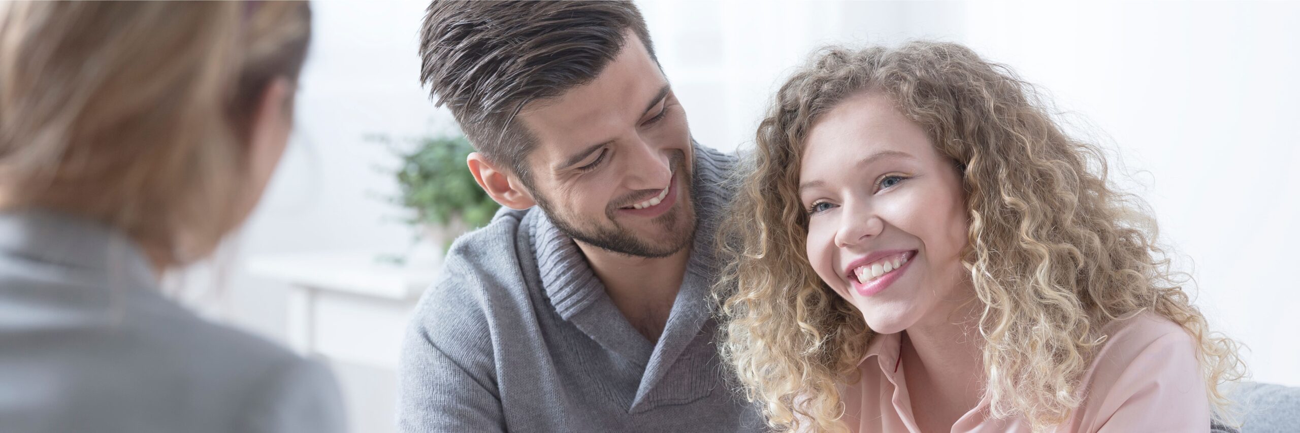 A cuople enjoys talking to a mental health professional during rehab near suwanee ga